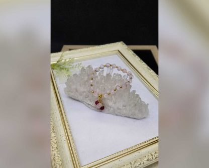 キラキラ揺れるチャームが大人かわいい！12種の誕生石から1種選べる 
